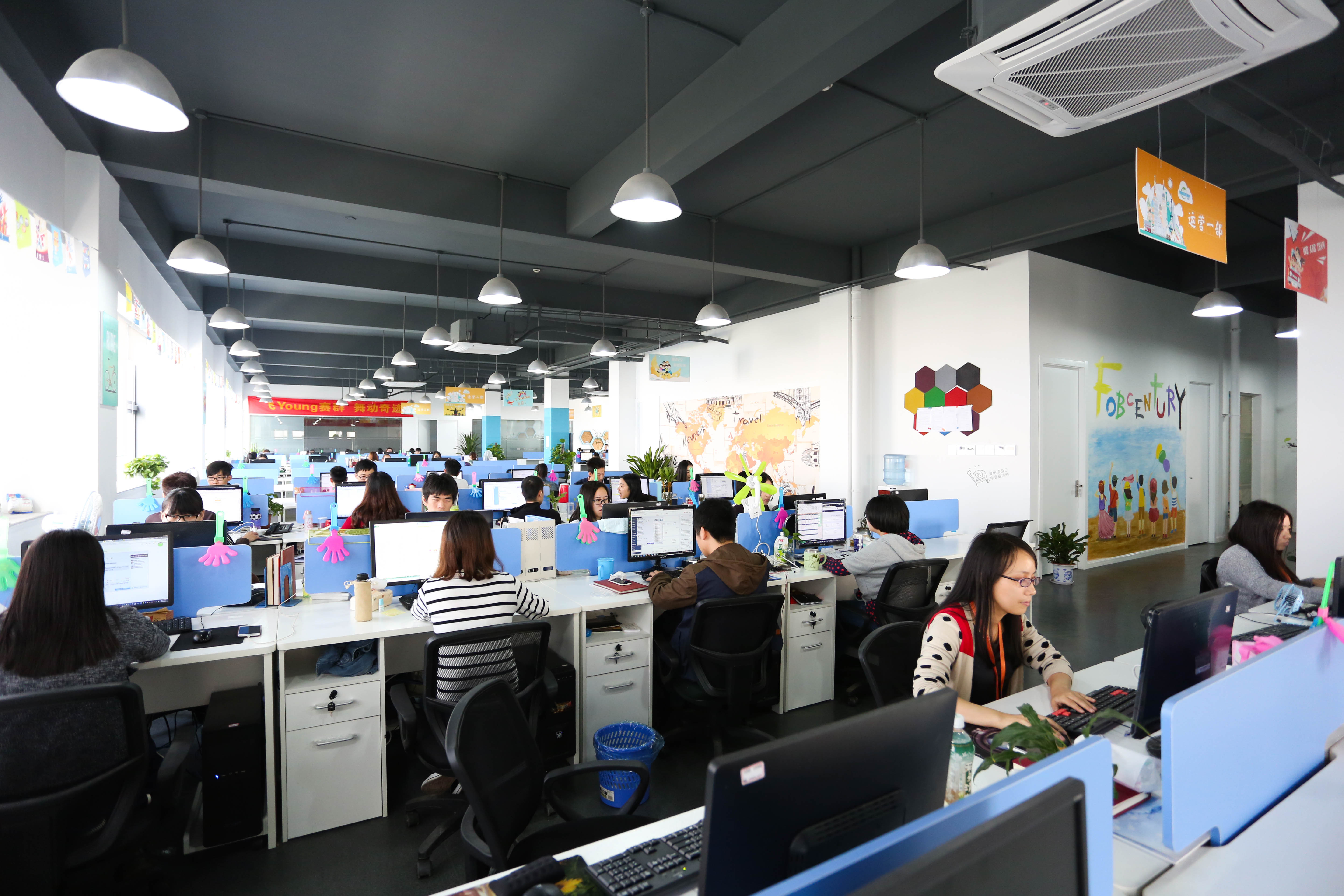 公司团队办公实拍